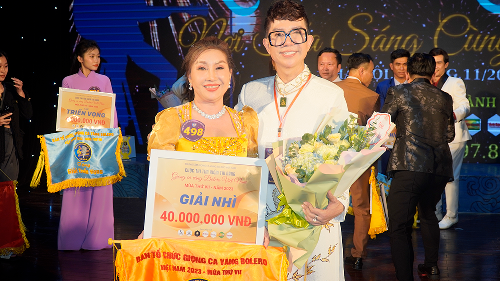Thanh Thảo – U60 vẫn cháy hết mình với Bolero trên sân khấu lớn